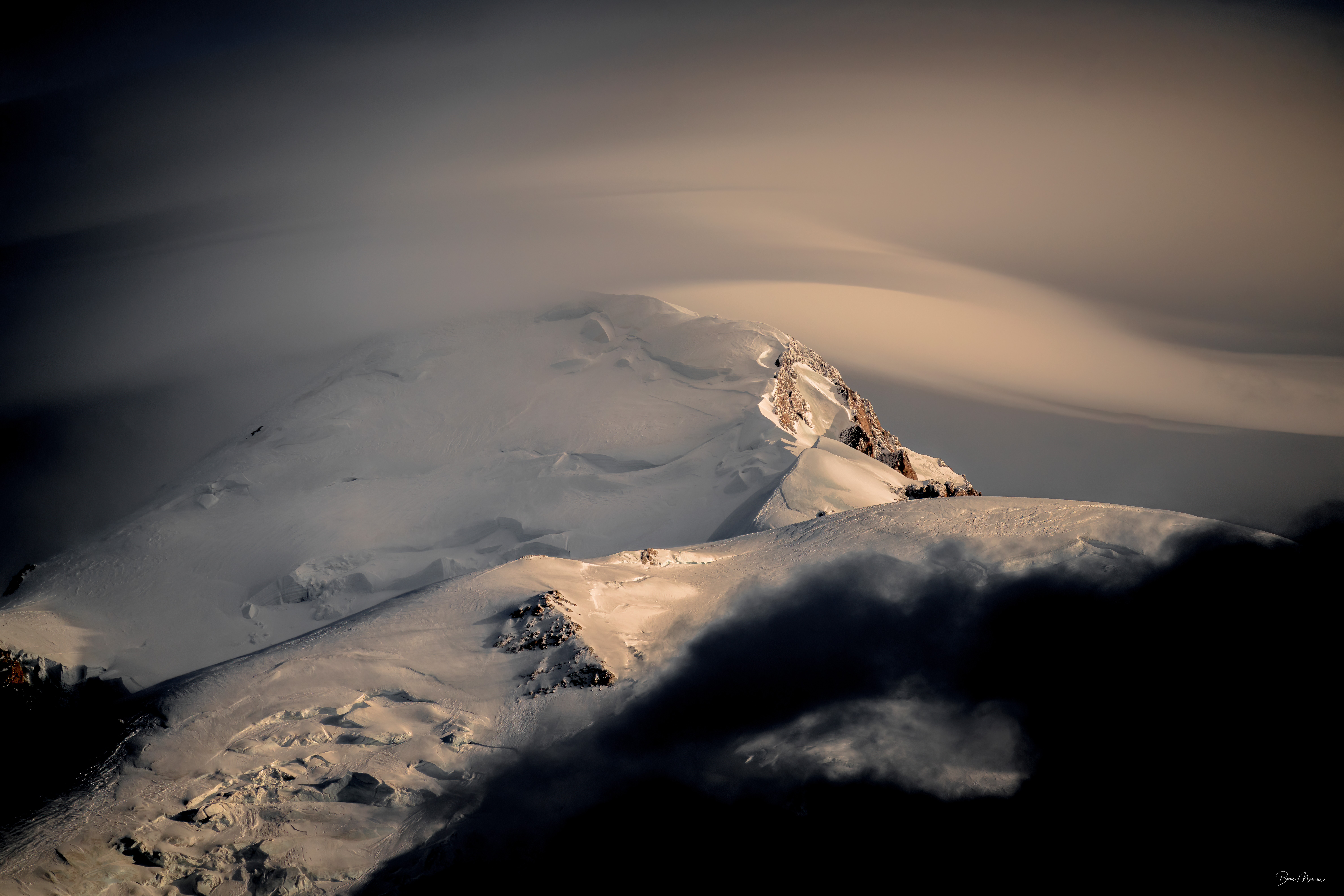 Vue panoramique du Mont-Blanc en lumière dorée de fin de journée